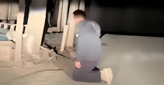 Người đàn ông quỳ lạy trước cửa nhà ân nhân dịp năm mới