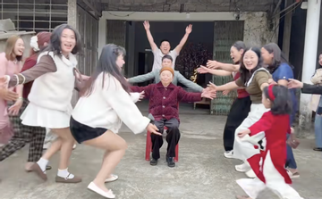 Trend 'chạy vào ôm ông bà' gây sốt mạng đầu năm mới Bính Ngọ