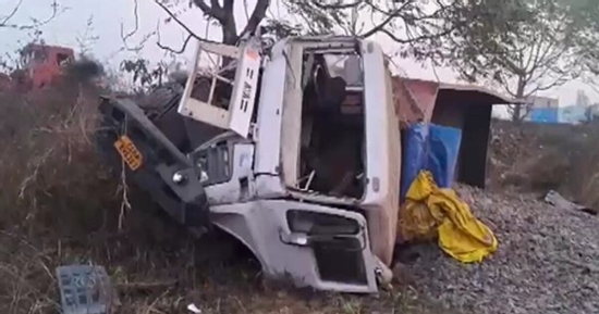 Xe tải tông trực diện ô tô con, 5 cảnh sát tử vong thương tâm