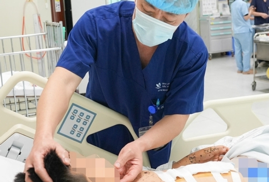 Bé 9 tuổi nhặt vật giống bóng đèn, đấu pin rồi phát nổ