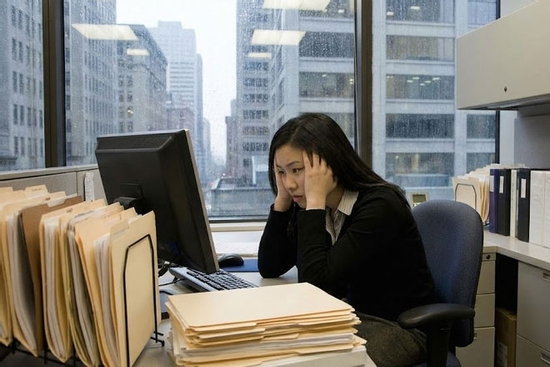 Ngột ngạt chốn công sở khi phải cố theo đuổi ước mơ của... bố mẹ