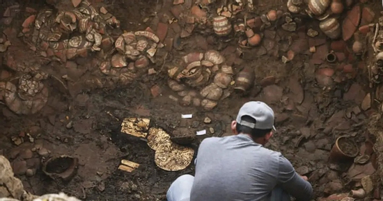 Phát hiện ngôi mộ cổ chứa đầy 