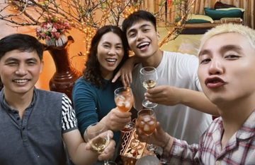 Sơn Tùng tung bộ ảnh ăn Tết cùng gia đình, gây xúc động với kỷ niệm 13 năm trước