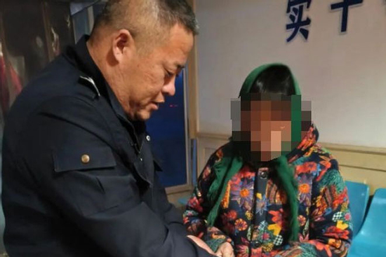 Chiếc tủ lạnh cũ bị bán phế liệu, mẹ giục con trai gọi công an