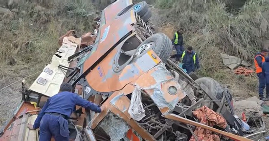 Xe buýt chở 44 người lao xuống bờ sông, 19 người tử vong