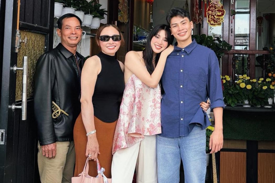 Hoa hậu Tiểu Vy gây chú ý sau kỳ nghỉ Tết bên bố mẹ