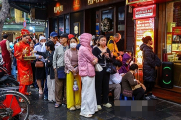 Người dân đội mưa xếp hàng chờ mua vàng trước ngày vía thần Tài