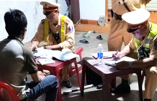 'Nhồi' 61 người trên xe khách 25 chỗ, tài xế và chủ xe bị phạt hơn 200 triệu đồng