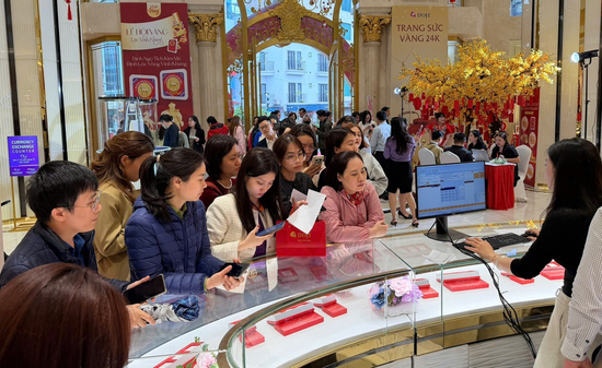 Sợ hết vàng ngày vía thần Tài, cửa hàng giới hạn lượng mua