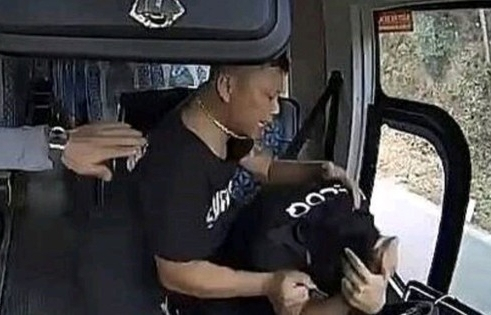 Xông lên xe đánh tới tấp tài xế vì cho rằng đậu xe trước cổng nhà ngày Tết