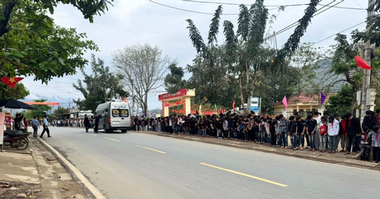 Xúc động cảnh hàng nghìn học sinh nghiêng mình tiễn biệt thầy hiệu trưởng