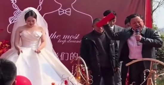 Bố cô dâu trả lại hơn 700 triệu đồng tiền sính lễ vì lý do xúc động