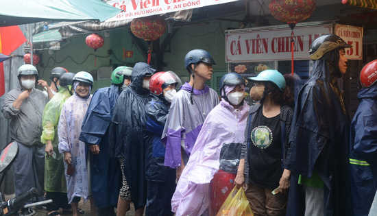 Đội mưa, xếp hàng dài mua heo quay, vịt quay ngày vía Thần Tài