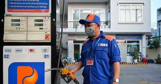 Giá xăng dầu đồng loạt tăng mạnh, RON95 vượt 20.000 đồng/lít