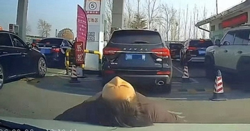 Người phụ nữ lao ra nằm chắn trước đầu ô tô và lý do khó tin