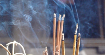 Thắp hương ngày vía Thần Tài bị tắt giữa chừng có phải điềm xui? Những điều đại kỵ cần tránh khi cúng để không mất lộc