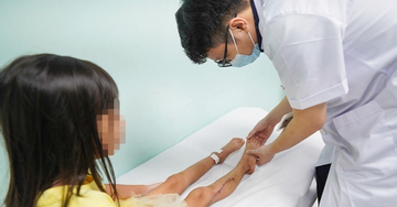 Bé gái 8 tuổi ở Hà Nội mắc ung thư ác tính từ sưng mắt cá chân