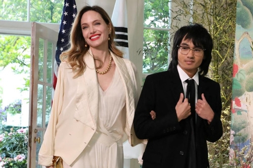 Con trai cả bỏ họ Brad Pitt