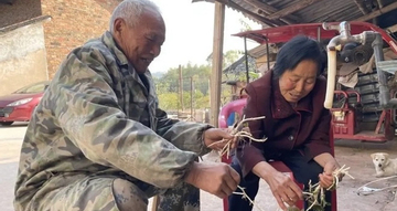 Cụ ông 'bắn rap' tỏ tình vợ trong tiệc mừng thọ 80 tuổi, cả nhà rơi nước mắt