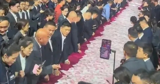 Sếp rải tiền thưởng kín bàn, nhân viên lấy bao nhiêu tùy thích