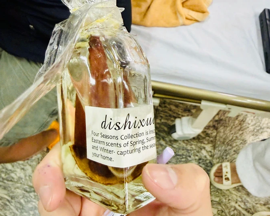 Uống nhầm lọ nước hoa thơm phòng, bé gái 3 tuổi nhập viện cấp cứu