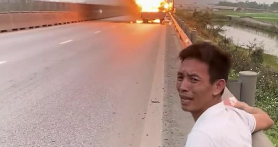 Vụ tài xế bật khóc vì ô tô chở nhiều xe máy bốc cháy: ‘Tiền đền bù là gánh nặng lớn’