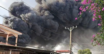 Cháy lớn tại kho nệm mút ở TPHCM, cột khói cao hàng trăm mét