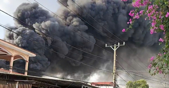 Cháy lớn tại kho nệm mút ở TPHCM, cột khói cao hàng trăm mét