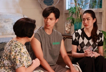 Mẹ chồng cũ đến dự đám tang mẹ tôi, vô tình nghe bà nói chuyện điện thoại, tôi tự tát mình