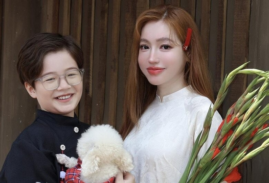 Nữ diễn viên Việt làm mẹ đơn thân, được báo Trung khen, 38 tuổi như chị em với con trai lai Tây 11 tuổi