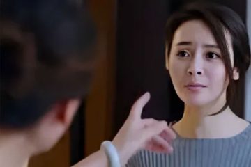 Vợ bất ngờ ngất xỉu giữa sân, tôi còn chưa kịp đỡ thì đã thấy người vụt chạy tới ôm chầm lấy cô ấy