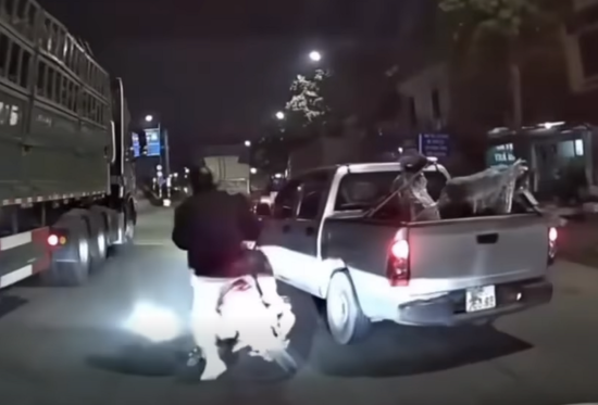 Xác minh ô tô bán tải tạt đầu khiến xe máy chở trẻ nhỏ suýt ngã vào gầm xe tải