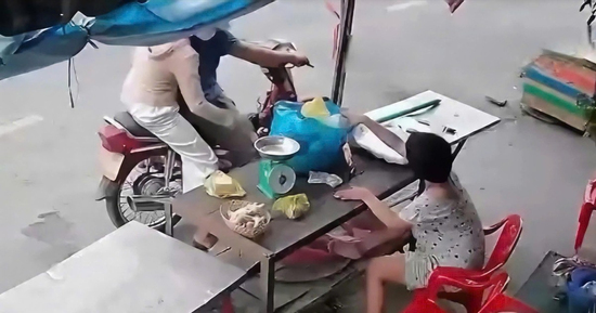 Cặp đôi giật điện thoại người khuyết tật ở Tây Ninh lãnh 9 năm tù