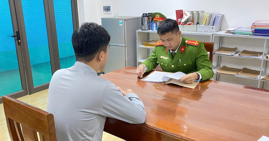 Công an làm việc với người chia sẻ 'mỗi người dân sẽ được nhận 1 triệu đồng đón Tết'