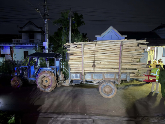 Hai chị em ruột ở Huế chết thảm sau va chạm với xe máy cày chở keo tràm