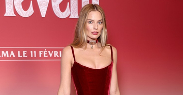 Nữ diễn viên sexy nghẹt thở, đeo trang sức xa xỉ gần 600 tỷ đồng là ai?