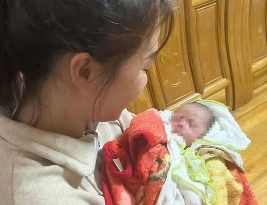 Phát hiện bé trai bị bỏ rơi kèm lá thư xin lỗi