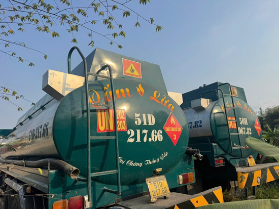 Triệt phá đường dây làm xăng giả ở TP.HCM, bắt giam 8 người