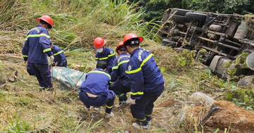 Xe tải lao xuống vực đèo Bảo Lộc, tài xế tử vong trong cabin