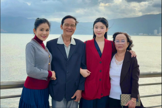 Bố mẹ vợ MC Quyền Linh gây chú ý