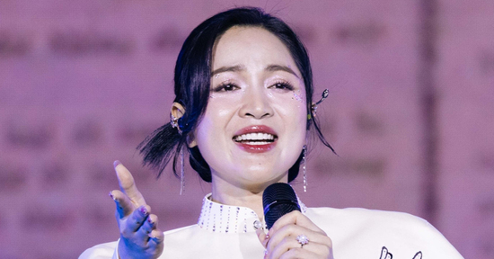 'Ca sĩ tỷ view' Duyên Quỳnh xin lỗi vì hát nhép ở Lễ trao giải Làn sóng xanh