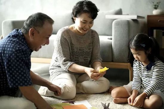 Cho con tiền cưới, tiền nhà còn phải dành cả tuổi già để chăm cháu: Khi sự hy sinh bị coi là điều hiển nhiên