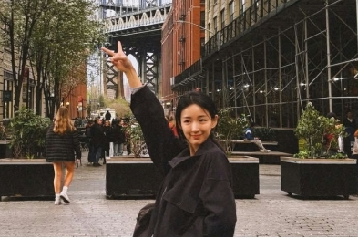 Chân dung cựu thần tượng K-pop rời showbiz để trở thành tiếp viên hàng không