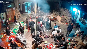 Clip cả họ nhảy cẫng lên khi cháu trai đi xem mắt về khiến dân mạng cười lăn