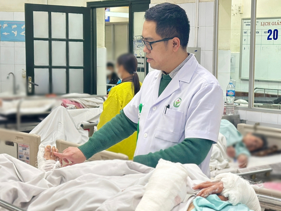 Cụ bà 75 tuổi bị chó tấn công dập nát hai tay, gãy hở xương