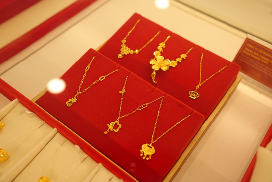 Giá vàng hôm nay 4/2: Bật tăng từ đáy