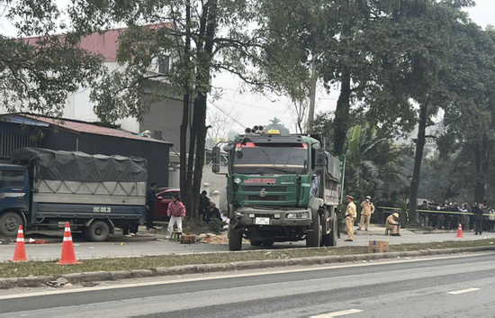 Một cán bộ CSGT tử vong trong vụ 2 xe tải va chạm ở Thái Nguyên