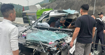 Ô tô con tông thẳng đuôi xe hút bụi trên đường cao tốc ở Quảng Ninh