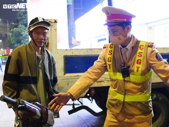 Tài xế bị phạt đến 8 triệu đồng sau khi uống rượu mừng sinh nhật cháu gái