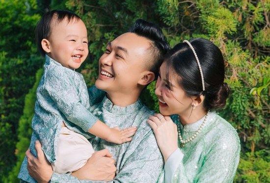 Vợ chồng Hoa hậu Lê Âu Ngân Anh đưa con trai đi chơi Tết sớm